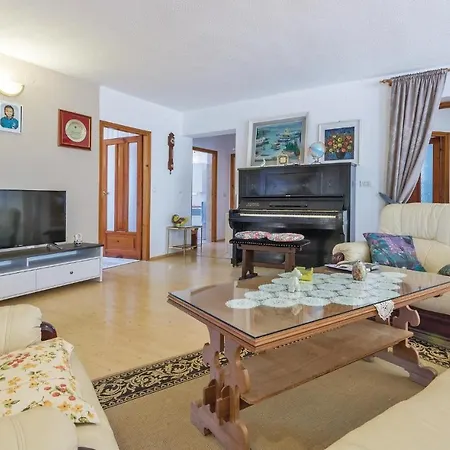 8 Bedroom Stunning In * Pula