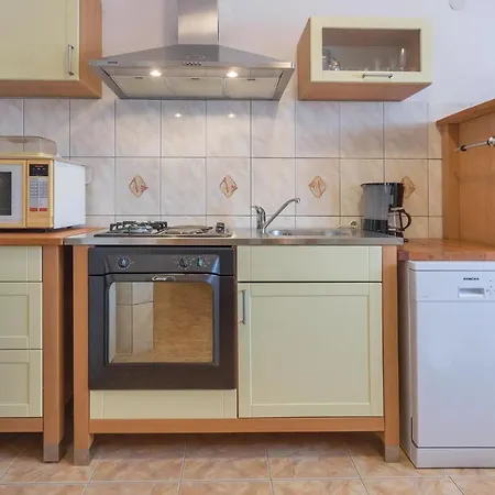 8 Bedroom Stunning In * Pula