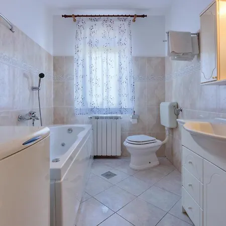 8 Bedroom Stunning In Pula
