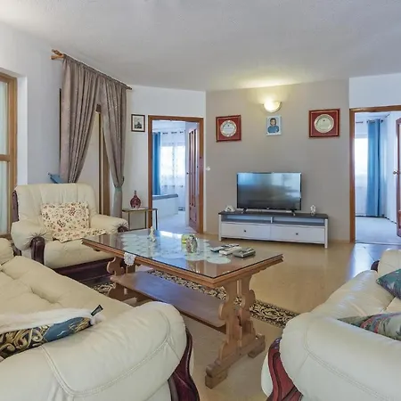 Holiday home 8 Bedroom Stunning In Pula