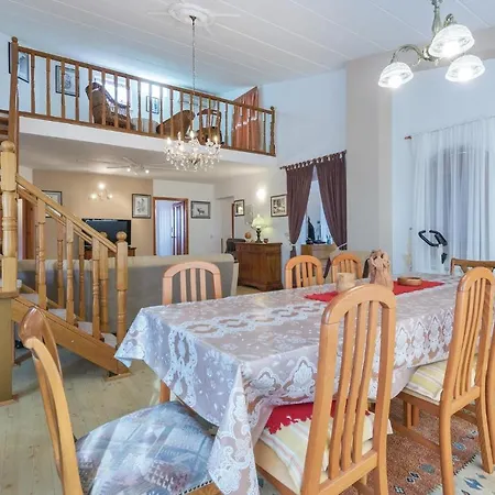 8 Bedroom Stunning In *