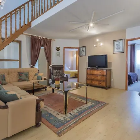 8 Bedroom Stunning In Holiday home