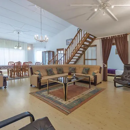Holiday home 8 Bedroom Stunning In Pula