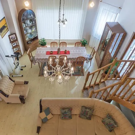8 Bedroom Stunning In Holiday home