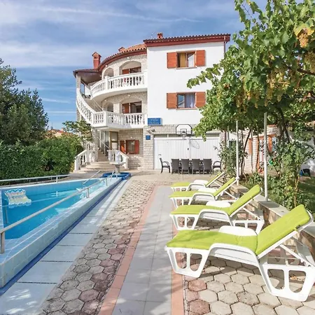 8 Bedroom Stunning In Holiday home Pula