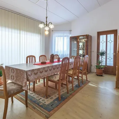 8 Bedroom Stunning In *