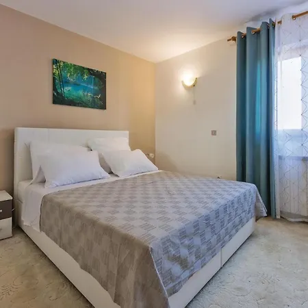 Holiday home 8 Bedroom Stunning In Pula