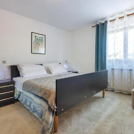 8 Bedroom Stunning In Holiday home *