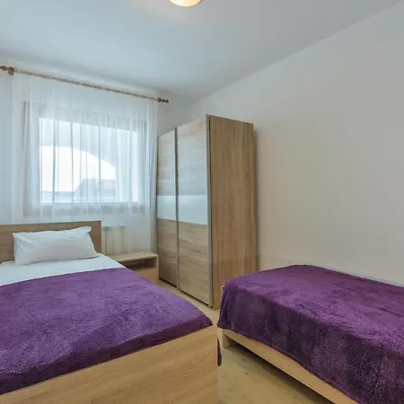 Holiday home 8 Bedroom Stunning In Pula